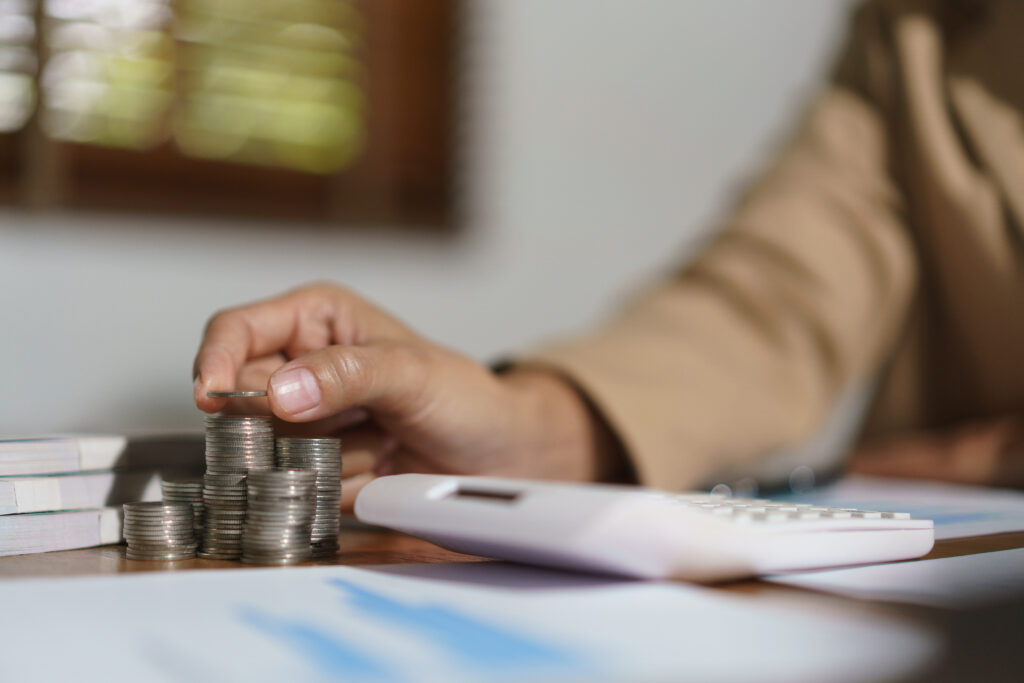 Mujer de negocios optimizando ahorros fiscales y controlando gastos deducibles para su empresa.